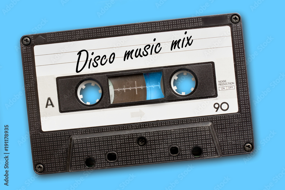 Obraz premium Składanka muzyki disco napisana na kasecie magnetofonowej vintage, niebieskie tło