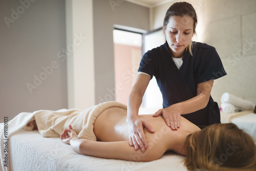 Obraz na plátně Masseur massaging back of female