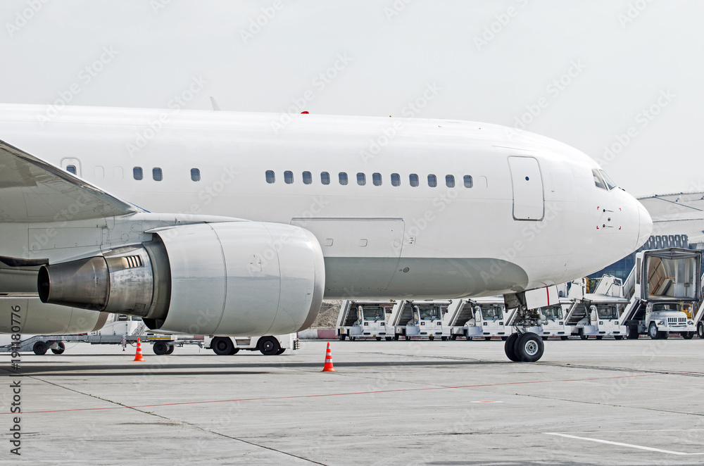 Nose and cockpit, on the front rack of the chassis-close-up, against the background of the ladder and the airport machine. Nose and cockpit, on the front rack of the chassis-close-up, against the background of the ladder and the airport machine.