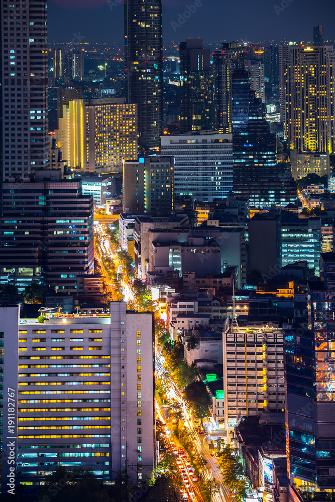 Obraz premium Widok z góry na City Road i Bangkok Cityscape z próbną sygnalizacją świetlną samochodu w nocy, Tajlandia. Orientacja pionowa.