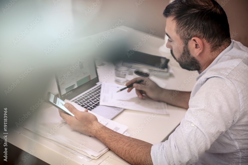 Obraz premium Young businessman working at his office.