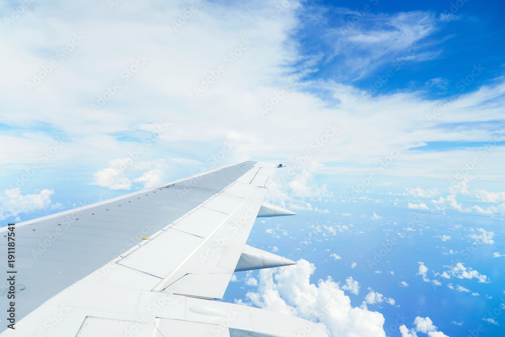 飛行機から見る青空