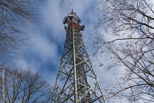 Antennenmast im Wald, Sendemast im Wald, Antenne im Wald, Atennenturm, Turm mit Antennen, G5, Sender photo