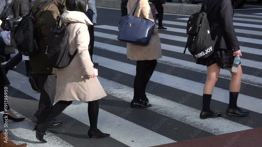 スーパースローモーション　10倍速　東京　新宿駅　横断歩道を渡る人々