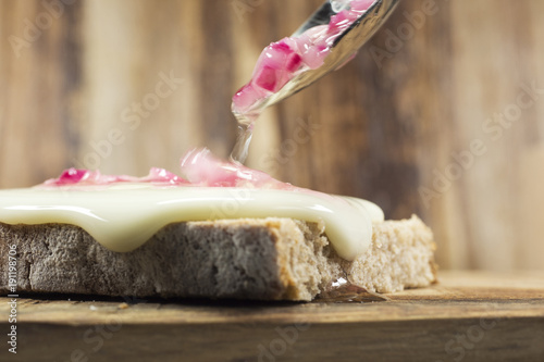 Brotzeit mit Kochkäse mit Musik