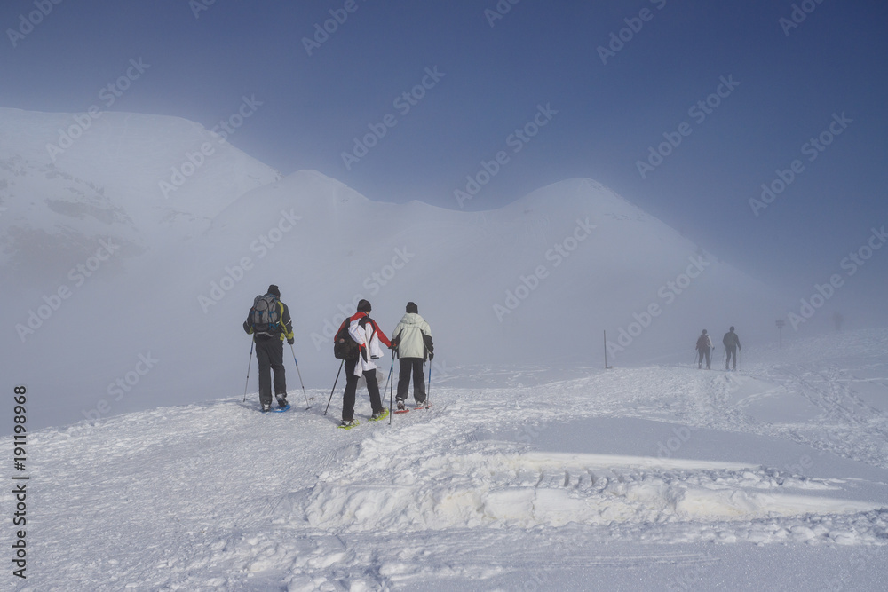 alpinisti tra le nubi verso la cima di Piazzo - alpi Orobie