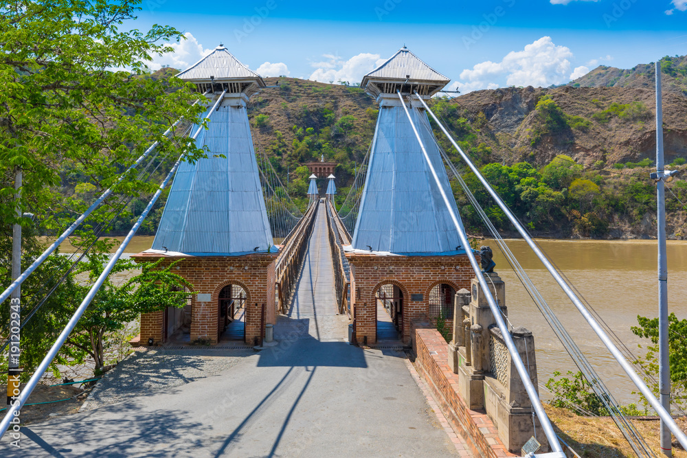 Naklejka premium zachodni most zawieszony w Santa Fe of Antioquia na rzece Cauca w Kolumbii