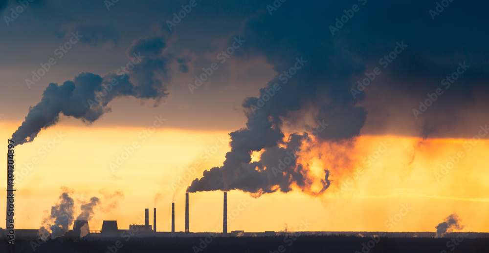 Obraz premium Smoke from the pipes in the factory