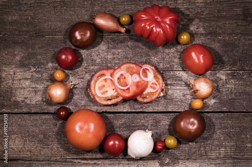 Flatlay, viele verschiedene Tomaten und Zwiebeln auf Holztisch