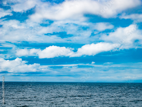 青い海と青い空