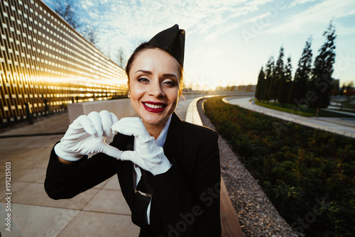 Foto happy woman stewardess in uniform posing at camera