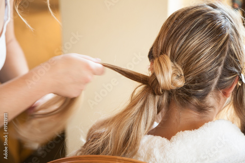 Leinwand Poster Mariée se faisant coiffer avant le mariage