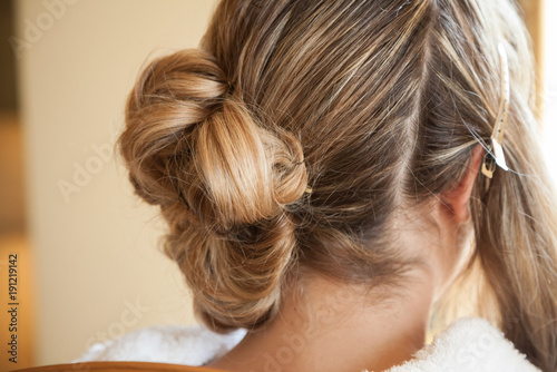 Foto Mariée se faisant coiffer avant le mariage