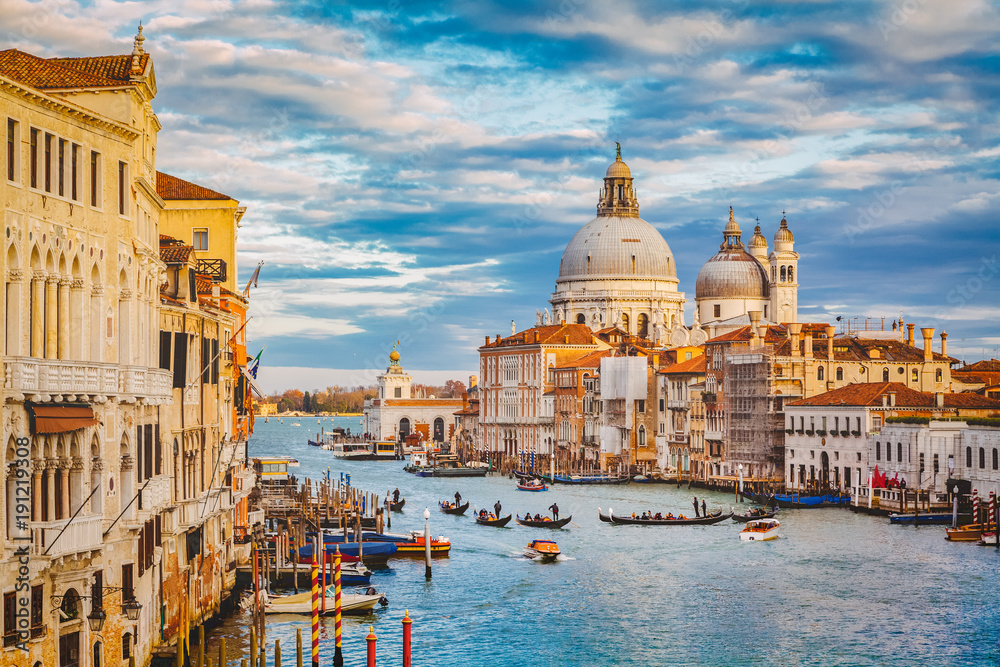 Fototapeta premium Kanał Grande z bazyliką Santa Maria della salut przy zmierzchem z retro rocznika skutkiem, Wenecja, Włochy