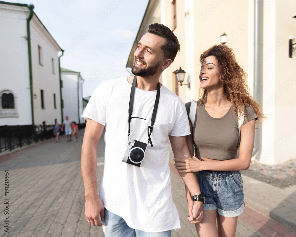 Naklejka premium Happy tourists walking around the city and enjoying the view