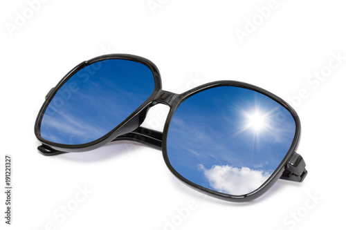 Sonnenbrille freigestellt auf weiß mit Himmel und Sonne Spiegelung