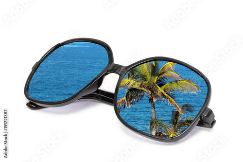 Brille mit Palmen Spiegelung freigestellt auf weißem Hintergrund