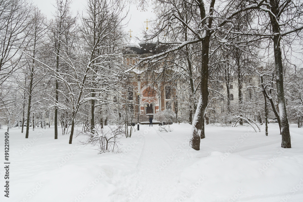 Fototapeta premium The Orthodox Church, the Moscow State United Historical and Architectural and Natural Landscape Museum-Reserve, Izmaylovo Estate, a gloomy winter day, white snow, bare trees.