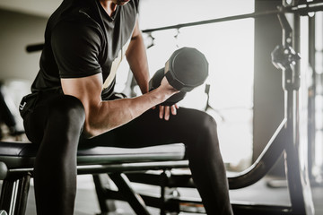 Fotobehang Fitness Man traint biceps met dumbbell  © interstid