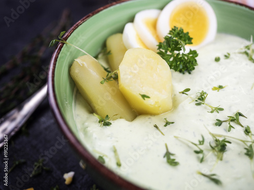 Grüne Sauce mit Pellkartoffeln und Eiern