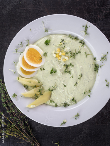 Grüne Sauce mit gekochten Eiern