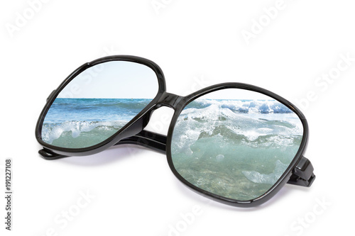 Brille mit Wellen Spiegelung freigestellt auf weißem Hintergrund