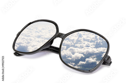 Sonnenbrille mit Wolken Spiegelung freigestellt auf weißem Hintergrund