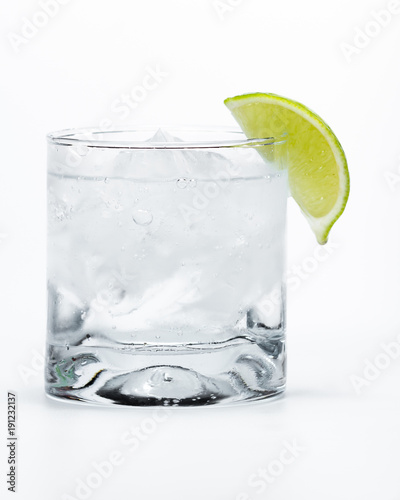 Photo vodka soda with a lime