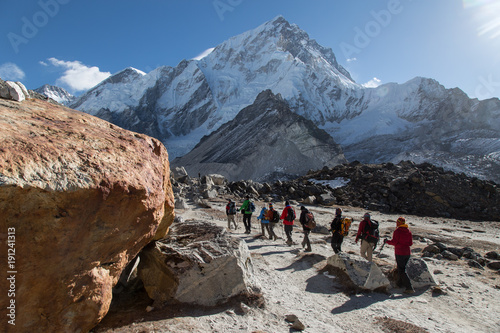 Trekkinggruppe in Nepal auf dem Weg zum Mount Everest Base Camp im Himalaya photo