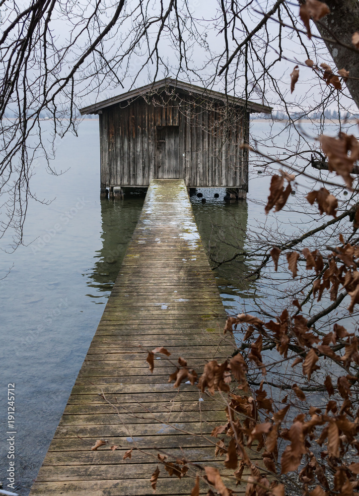 Bootshaus mit Steg am See