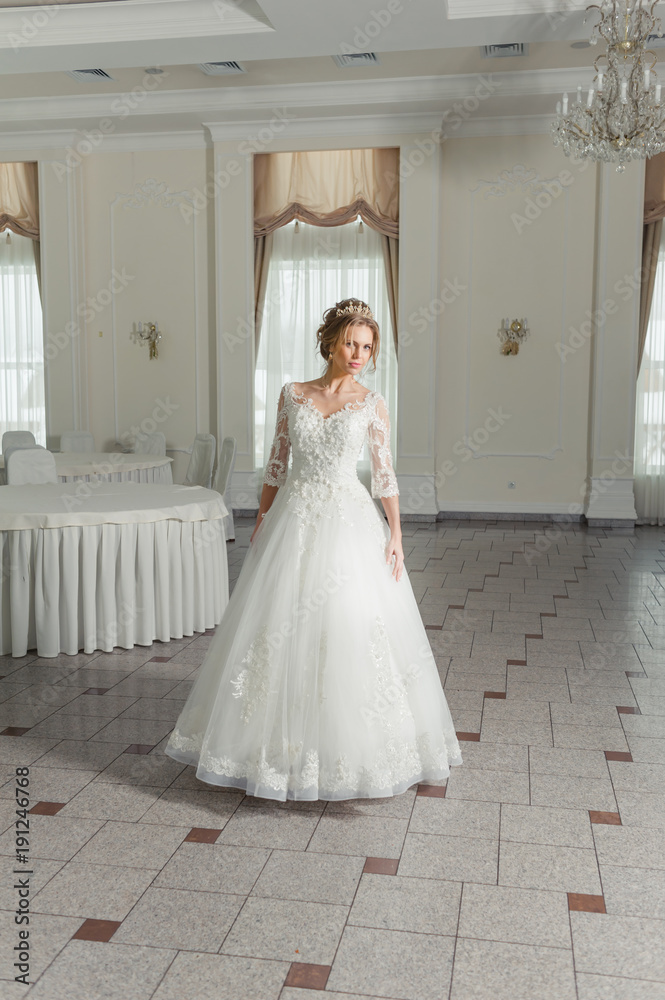 Obraz premium Beautiful bride in wedding dress 