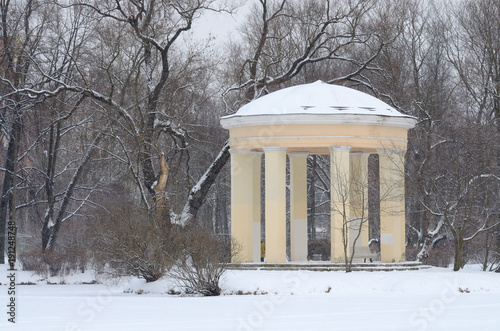 Foto Yellow rotunda by the lake.