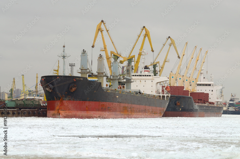 The natural landscape at the cargo port. The natural landscape at the cargo port.