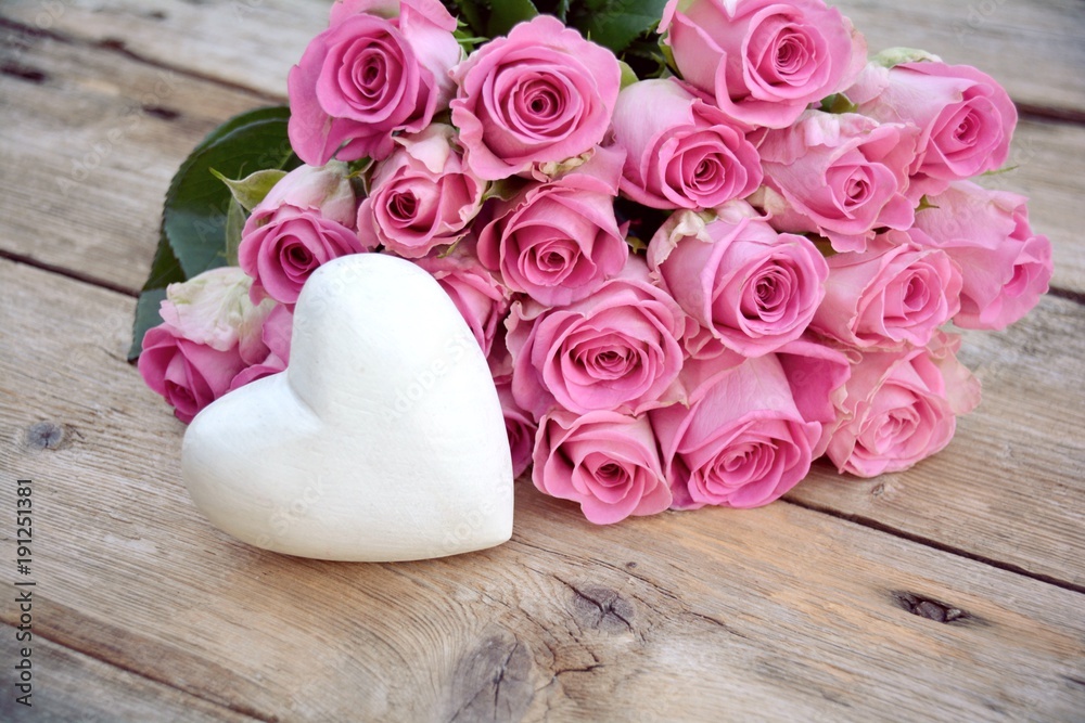 Grußkarte - Blumenstrauß - rosa Rosenstrauß mit Herz Stock Photo | Adobe  Stock