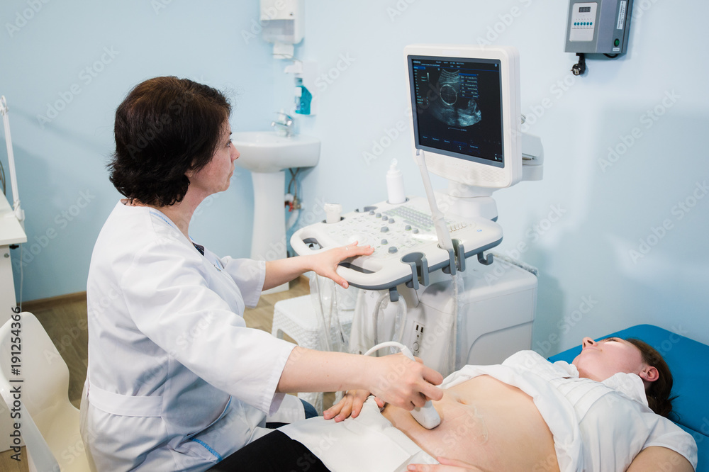 Obraz premium Pregnant woman receiving ultrasound treatment in hospital