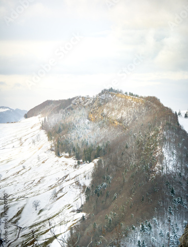Verschneiter Hügel aus der Vogelperspektive