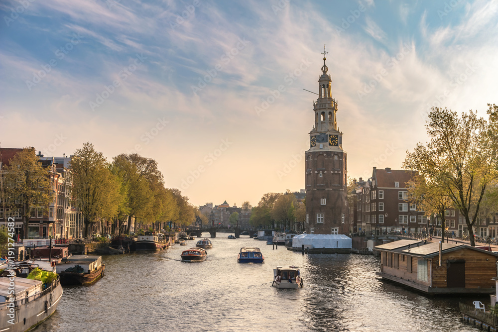 Naklejka premium Amsterdam zachód panoramę miasta w Montelbaanstoren Tower, Amsterdam, Holandia
