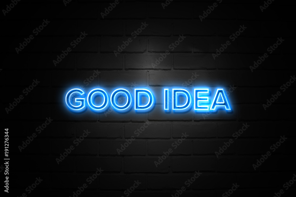 Obraz premium Good Idea neon Sign on brickwall