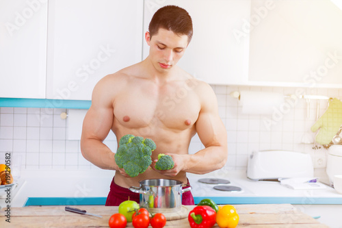 Kochen Essen Gemüse Bodybuilder Mann Mittagessen Textfreiraum gesunde Ernährung photo