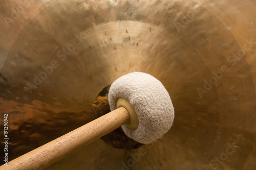 Canvas-taulu Gong anschlagen