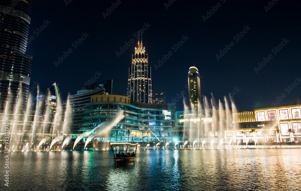 Fototapeta premium Dubai fountain show at nigh