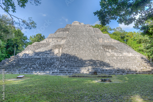 Becán ist eine archäologische Stätte und vormaliges Zentrum der Maya der präklassischen Periode im Rio-Bec-Stil