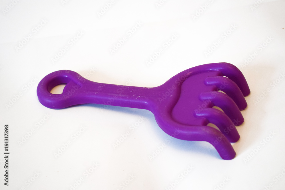 Rastrillo morado para la playa. Rastrillo morado para la playa.