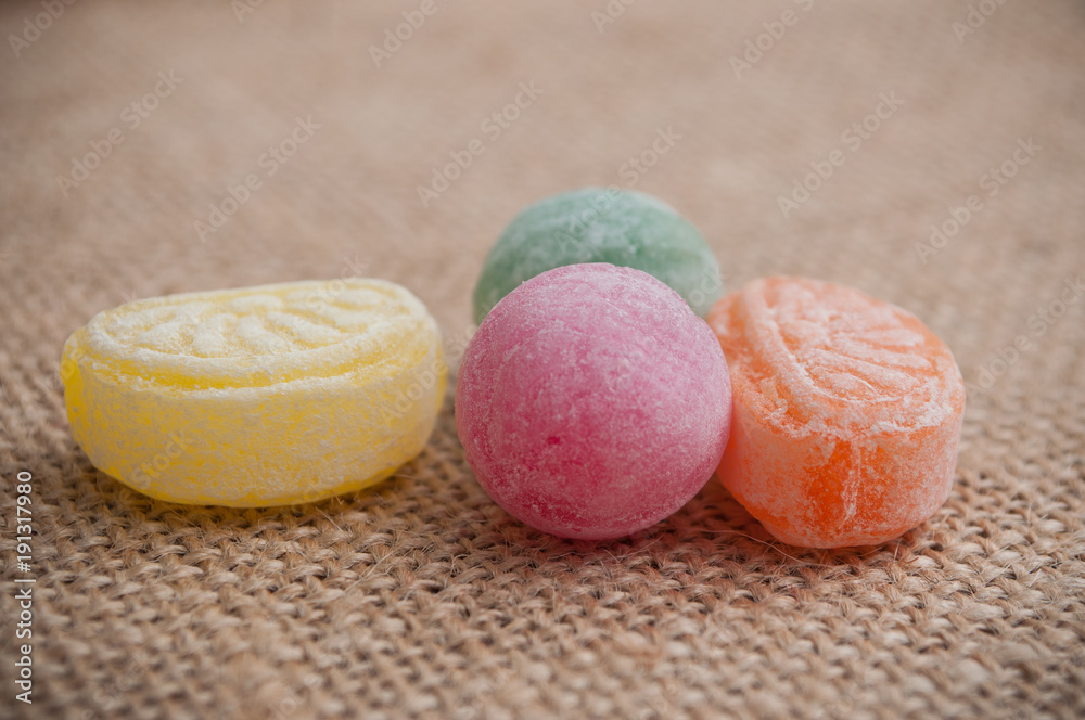 bonbons traditionnels sur toile de jutte bonbons traditionnels sur toile de jutte