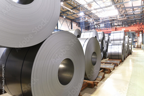 Blechrollen in einem Stahl- und Walzwerk - Schwerindustrie: Herstellung von Blechen in einer Fabrik // steel industry - steel rolls