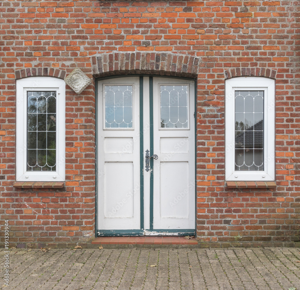 Fototapeta premium Haustür und Fenster eines Hauses