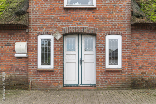 Haustür eines Hauses mit Fenstern