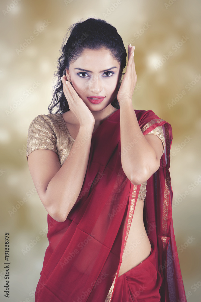 Foto de Beautiful Indian woman wearing Saree do Stock