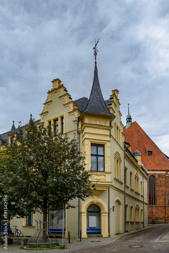 Denkmalgeschütztes Bürgerhaus am Marktplatz von Bernau bei Berlin, dahinter die evangelische Stadtkirche St. Marien