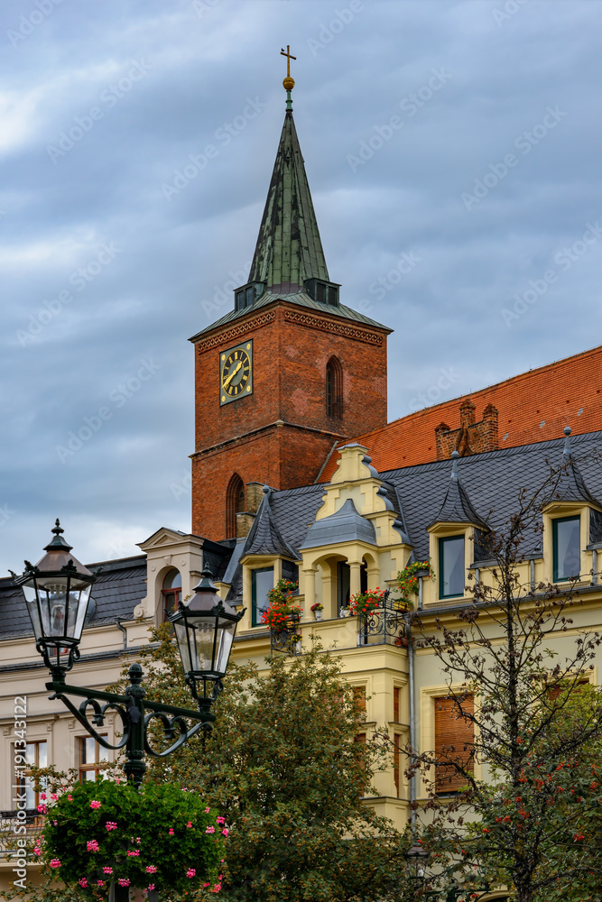 Idyllisches Mittelalter-Flair: Denkmalgeschütztes Ensemble am Marktplatz von Bernau bei Berlin mit dem Turm der Stadtpfarrkirche St. Marien Idyllisches Mittelalter-Flair: Denkmalgeschütztes Ensemble am Marktplatz von Bernau bei Berlin mit dem Turm der Stadtpfarrkirche St. Marien